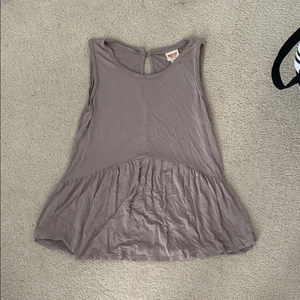 sleeveless shirt